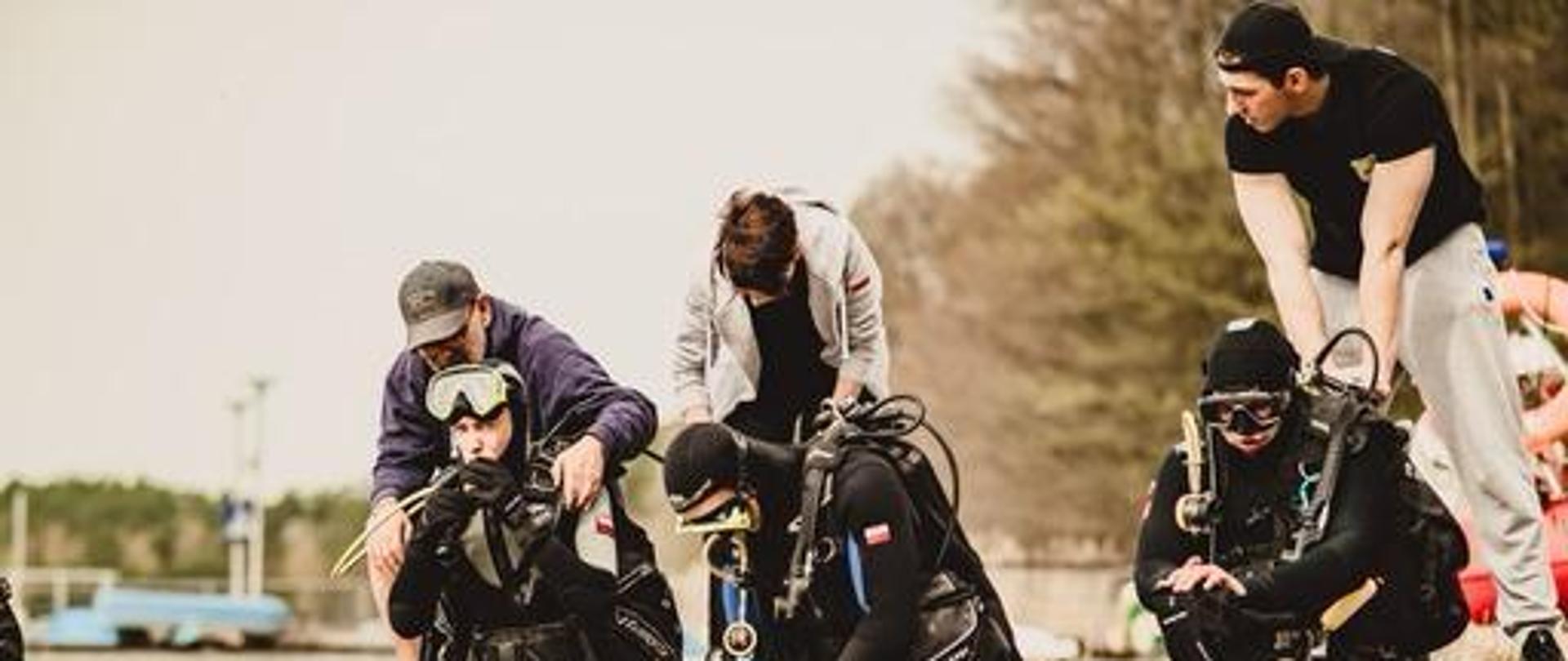 Nurkowie przygotowujący się do zmagań.