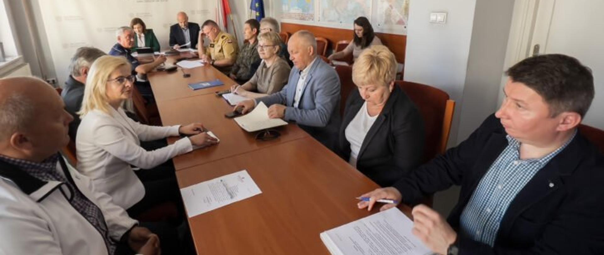 Członkowie Wojewódzkiego Zespołu Zarządzania Kryzysowego podczas posiedzenia 