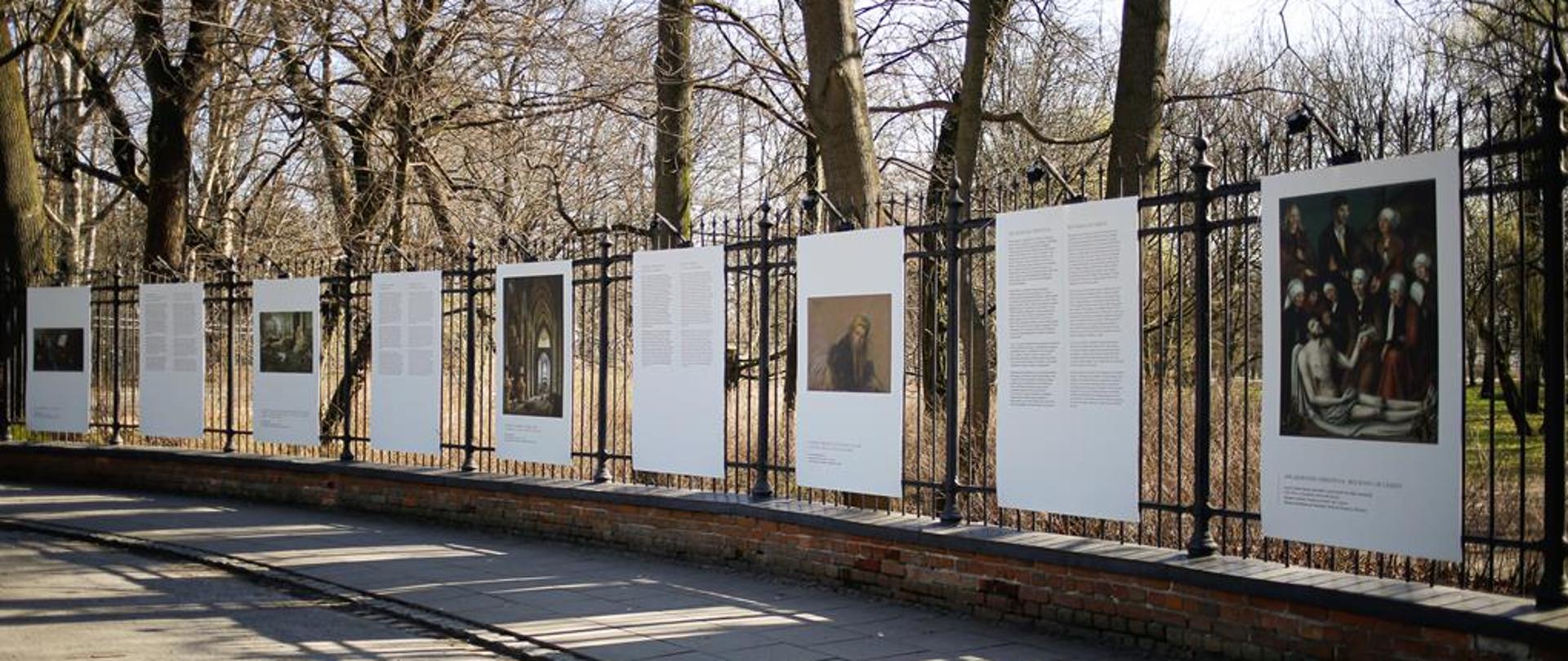 Plenerowa wystawa „Utracone/Odzyskane” na ogrodzeniu Łazienek Królewskich w Warszawie, fot. Danuta Matloch/MKiDN