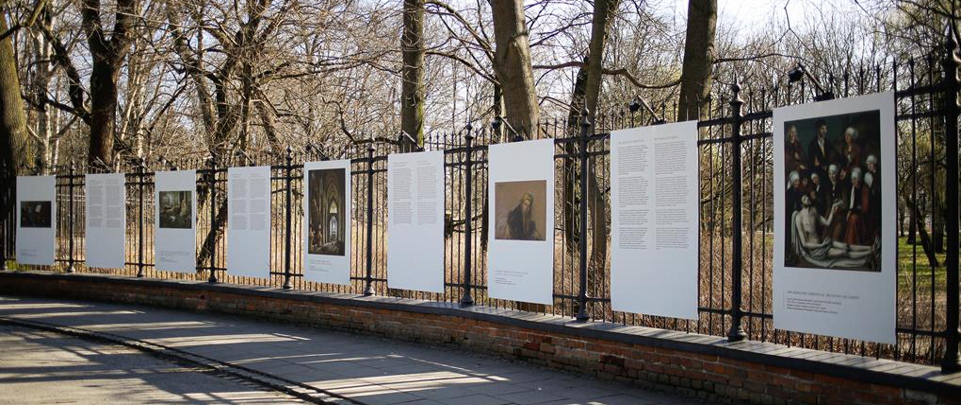 Plenerowa wystawa „Utracone/Odzyskane” na ogrodzeniu Łazienek Królewskich w Warszawie, fot. Danuta Matloch/MKiDN