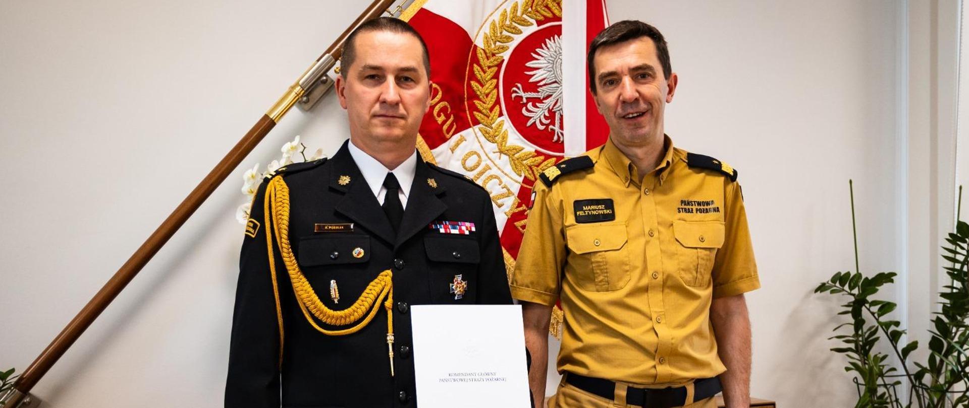 Powierzenie pełnienia obowiązków zastępcy ZKW. Na zdjęciu Komendant Główny PSP - nadbryg. dr inż. Mariusz Feltynowski wraz z p.o. Zastępcy ZKW mł. bryg. Andrzejem Podolakiem.