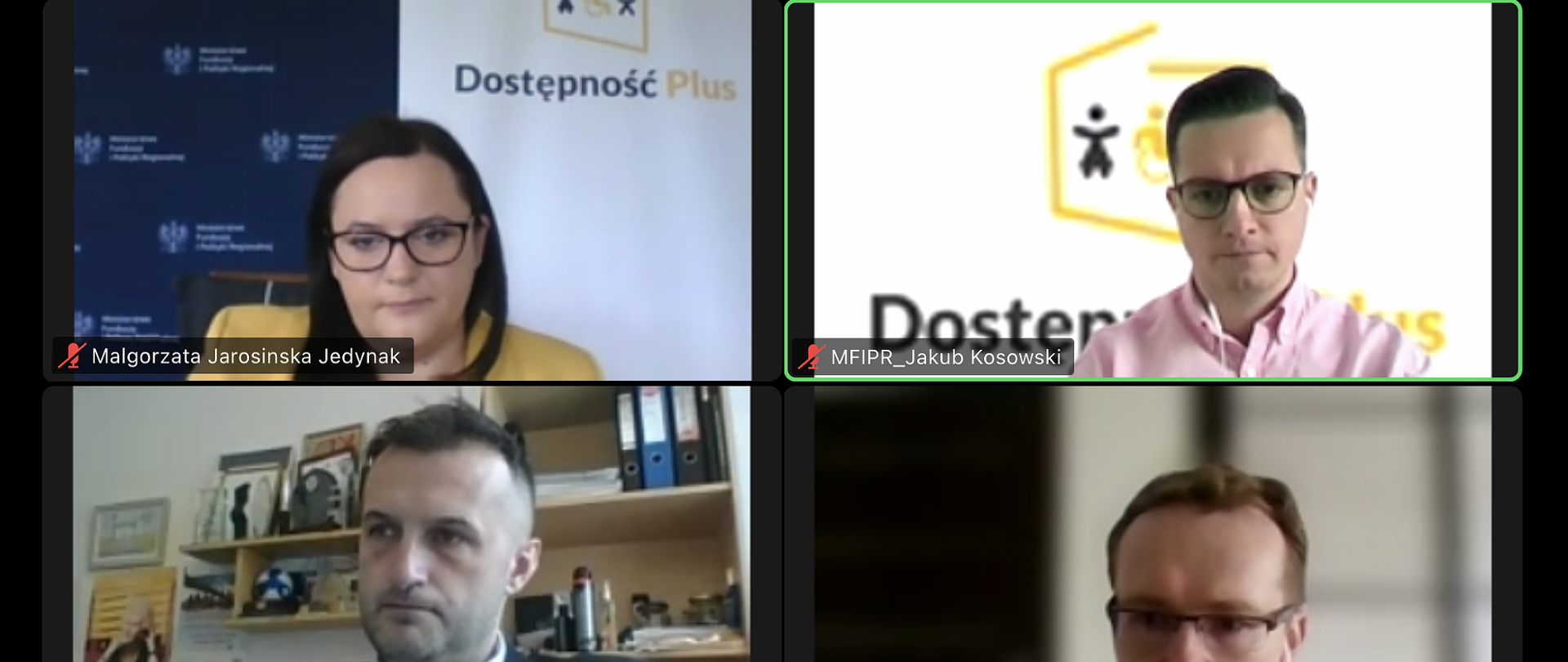 Na zdjęciu printscreen ze spotkania online. Wiceminister Małgorzata Jarosińska-Jedynak w lewym górnym rogu na tle ścianki Ministerstwa Funduszy i Polityki Regionalnej oraz Programu Dostępność Plus. 