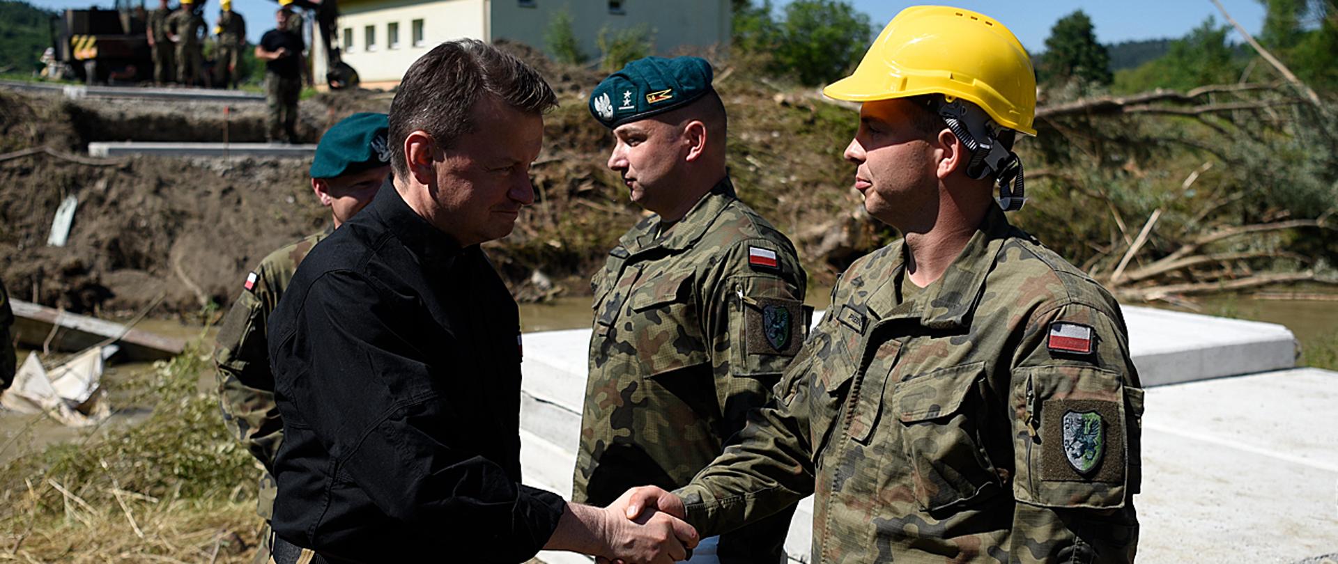 W niedzielę, 5 lipca szef MON spotkał się w Hucie Brzuskiej oraz Hadlach Szklarskich z żołnierzami, którzy od kilku dni pomagają mieszkańcom tych regionów w odbudowie zniszczonej przez ulewy infrastruktury drogowej i mostowej. W regionie prace prowadzą żołnierze 16 Batalionu Saperów z Niska oraz żołnierze 3 Podkarpackiej Brygady Obrony Terytorialnej. 