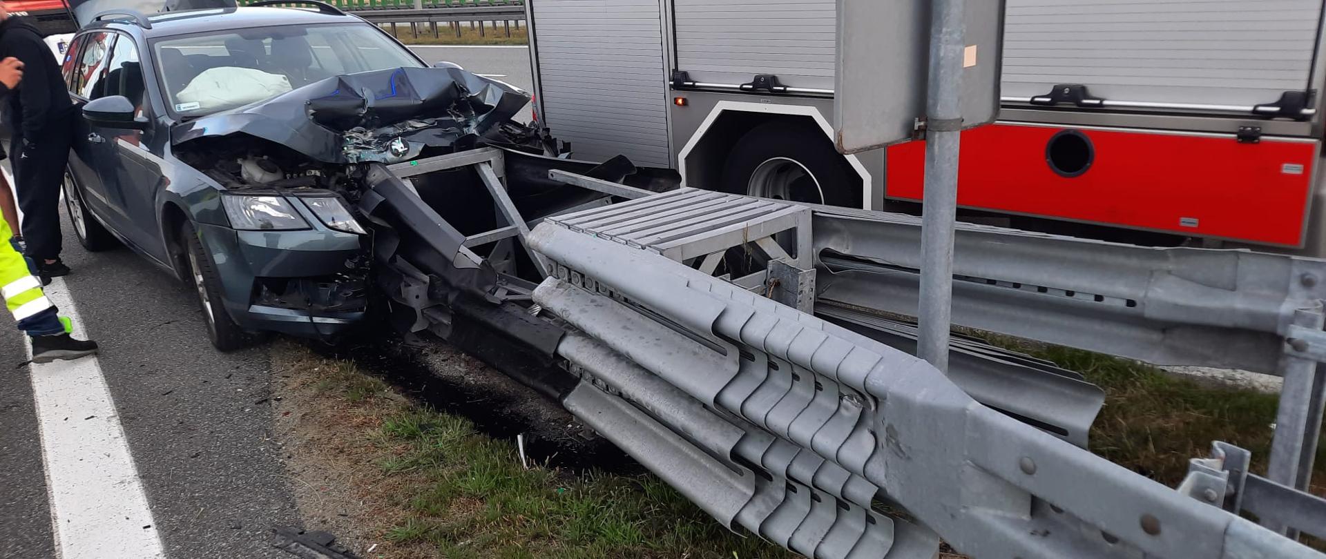 szary samochód uderzył przodem w barierę energochłonną