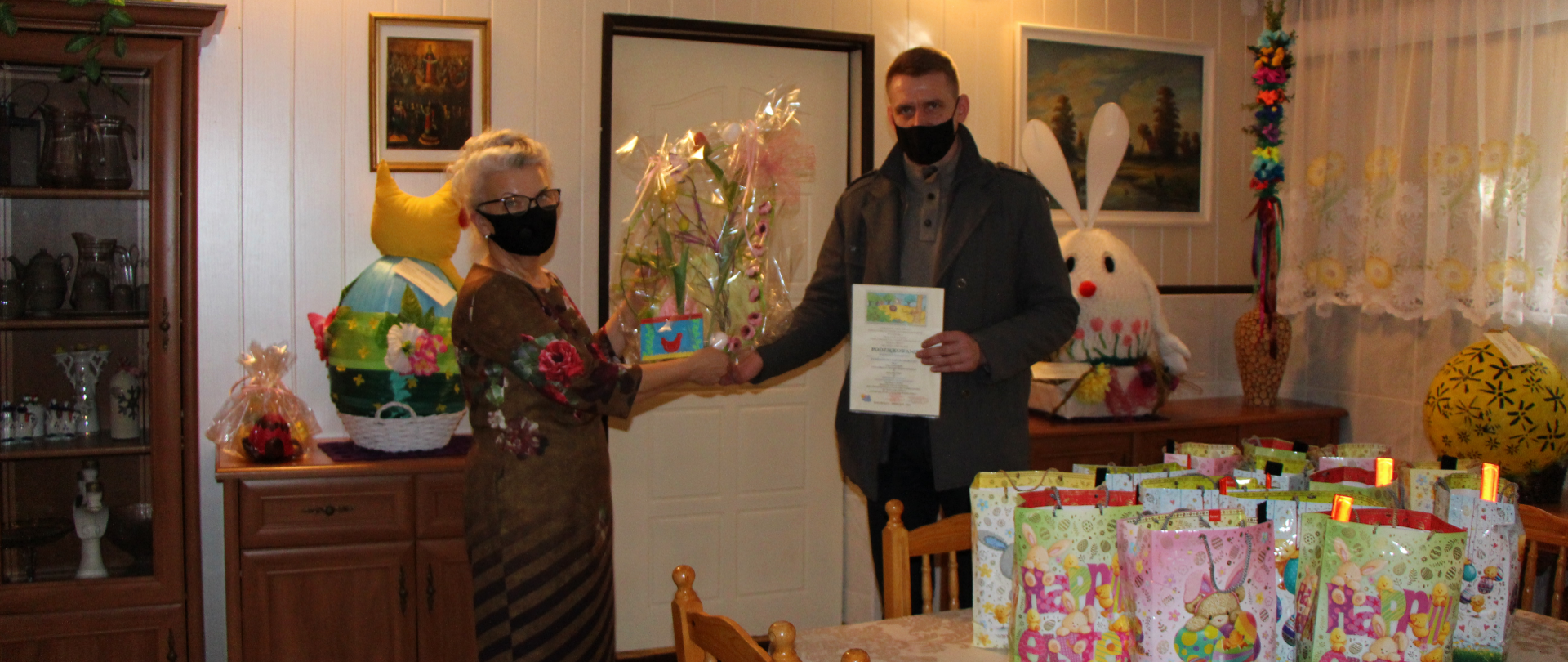 Świąteczne upominki dla dzieci z Domu Dziecka w Białowieży