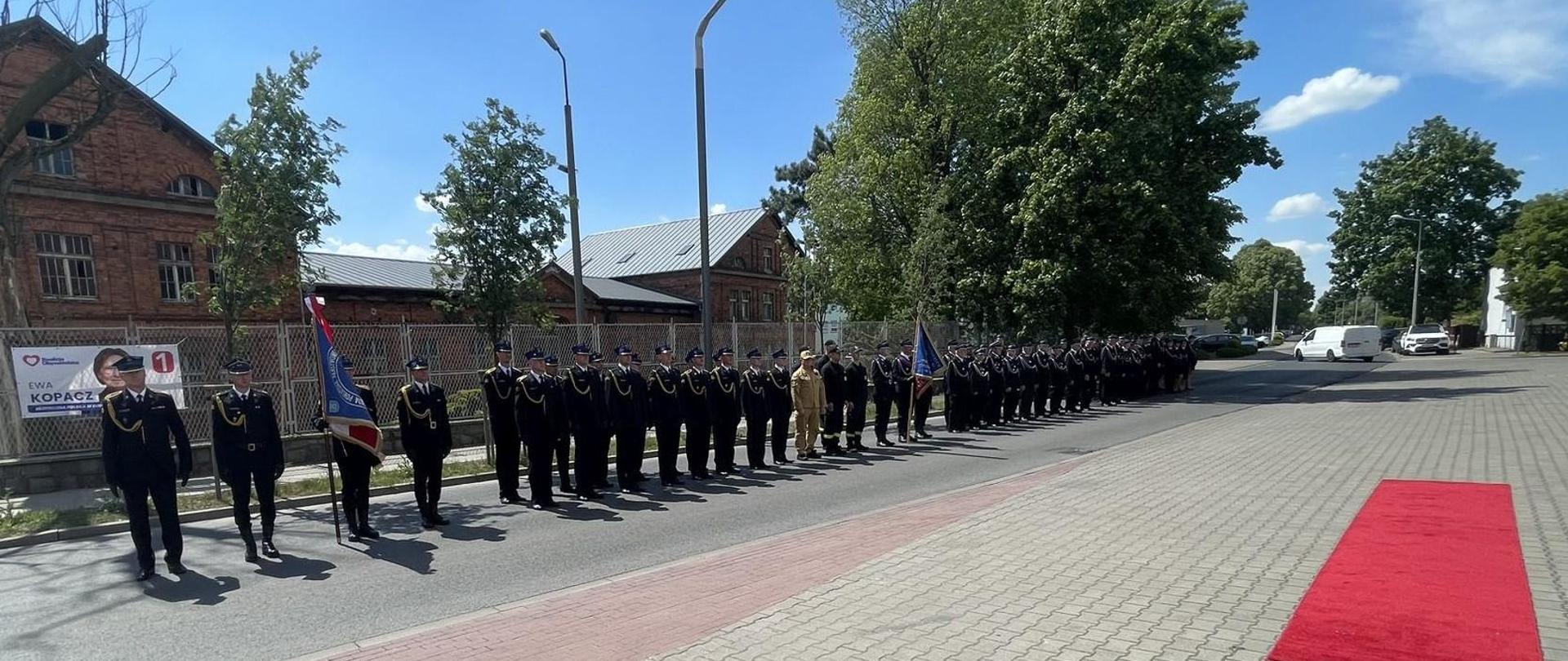 Pododdziały strażaków w oczekiwaniu na rozpoczęcie uroczystości.