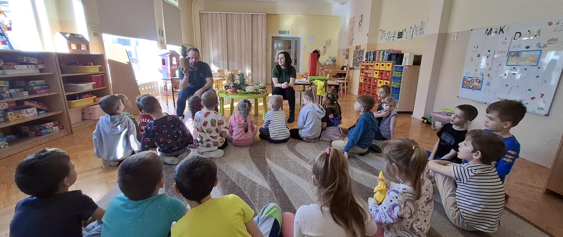 Inspektorzy WIJHARS edukują przedszkolaki.