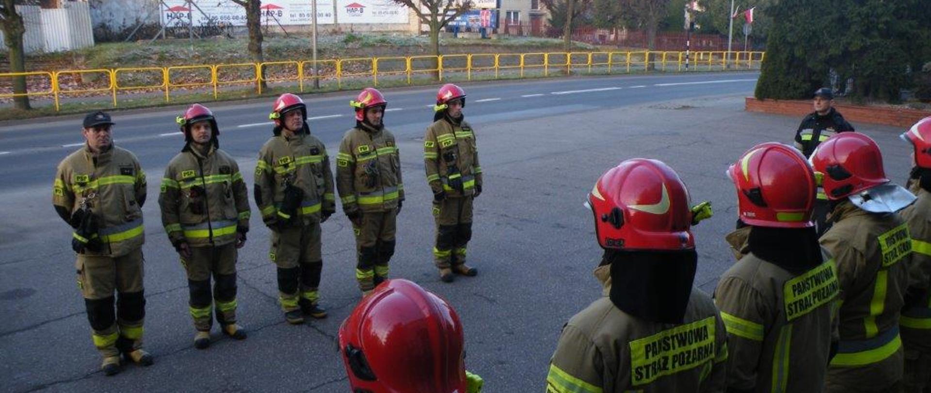 Podniesienie flagi państwowej i zmiana służby