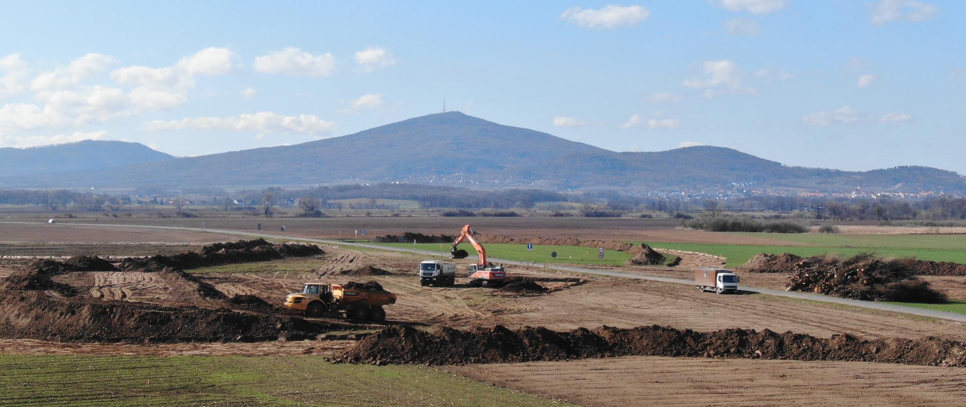 na zdjęciu Budowa drogi ekspresowej S8 w tle Góra Ślęża