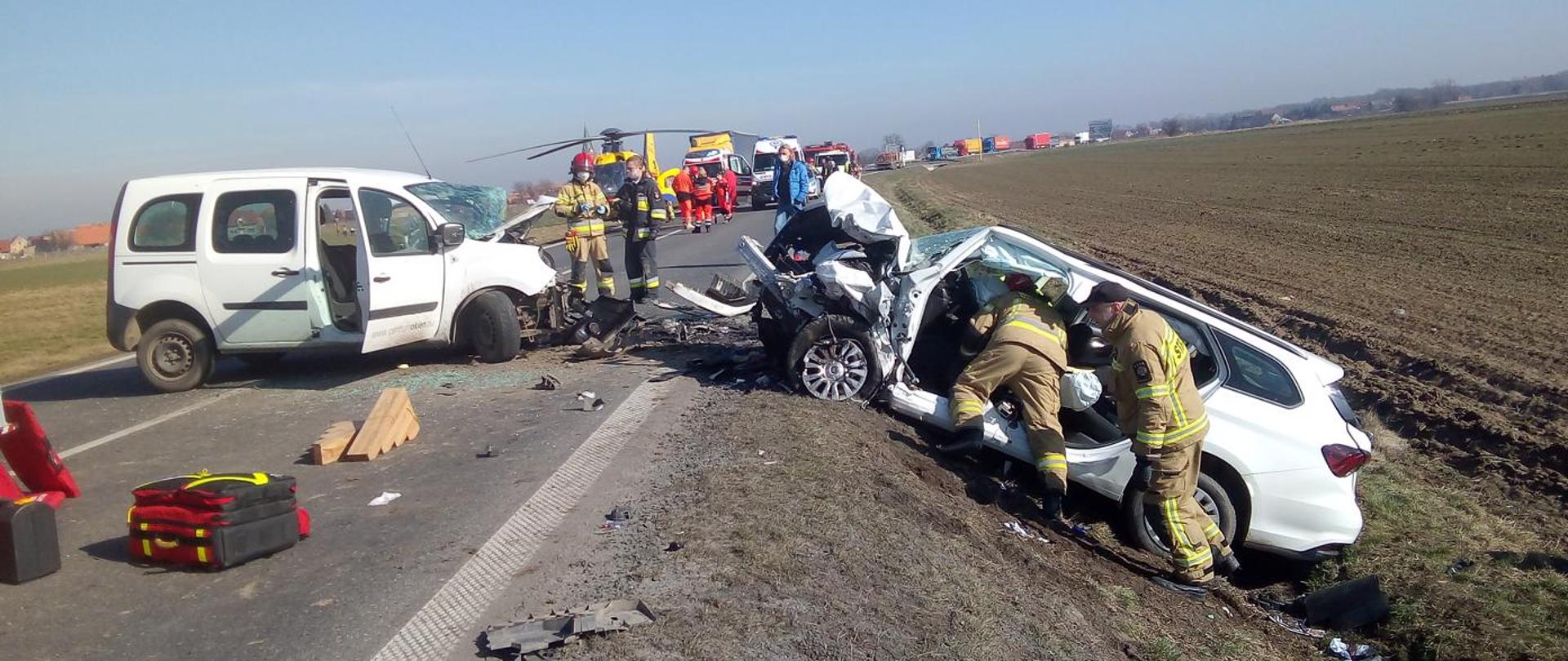 zdjęcia przedstawiają: skutki wypadku drogowego oraz działania ratownicze strażaków ze Środy Śląskiej 