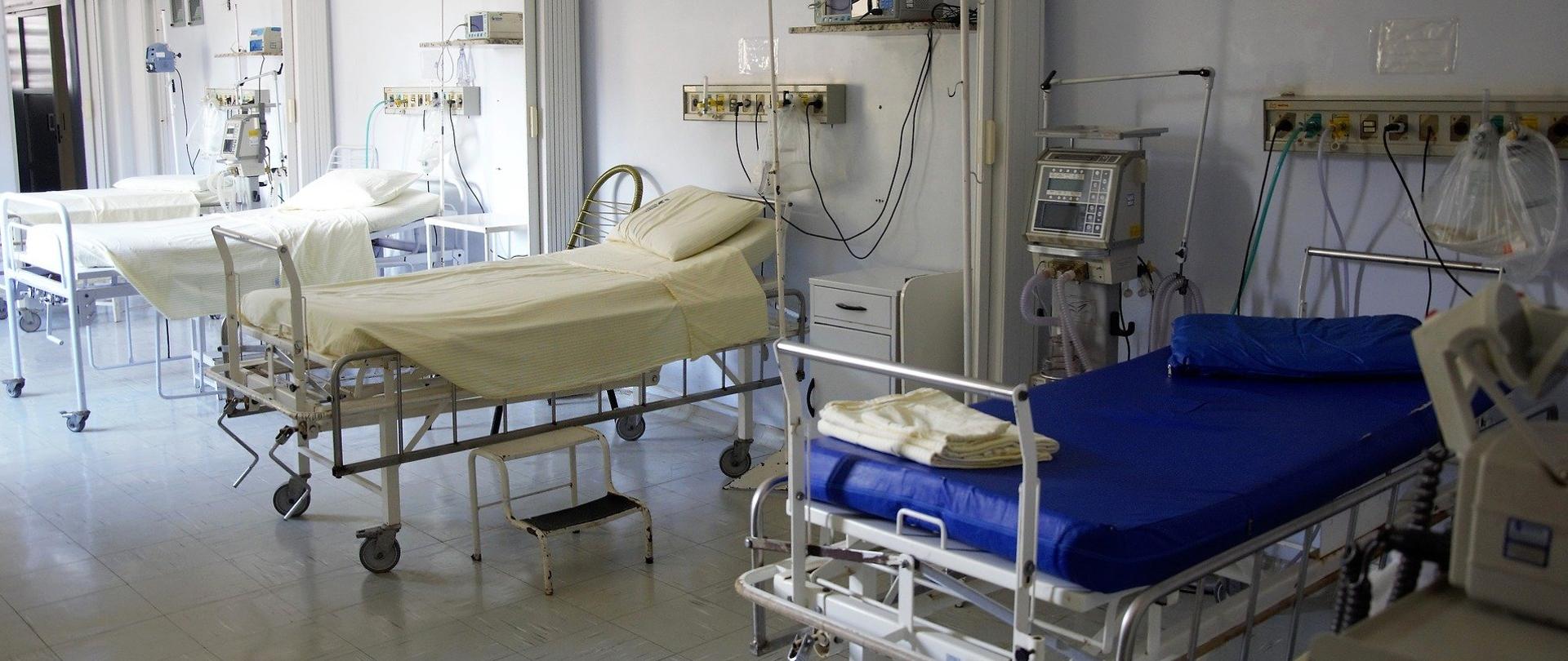 łóżka w szpitalu