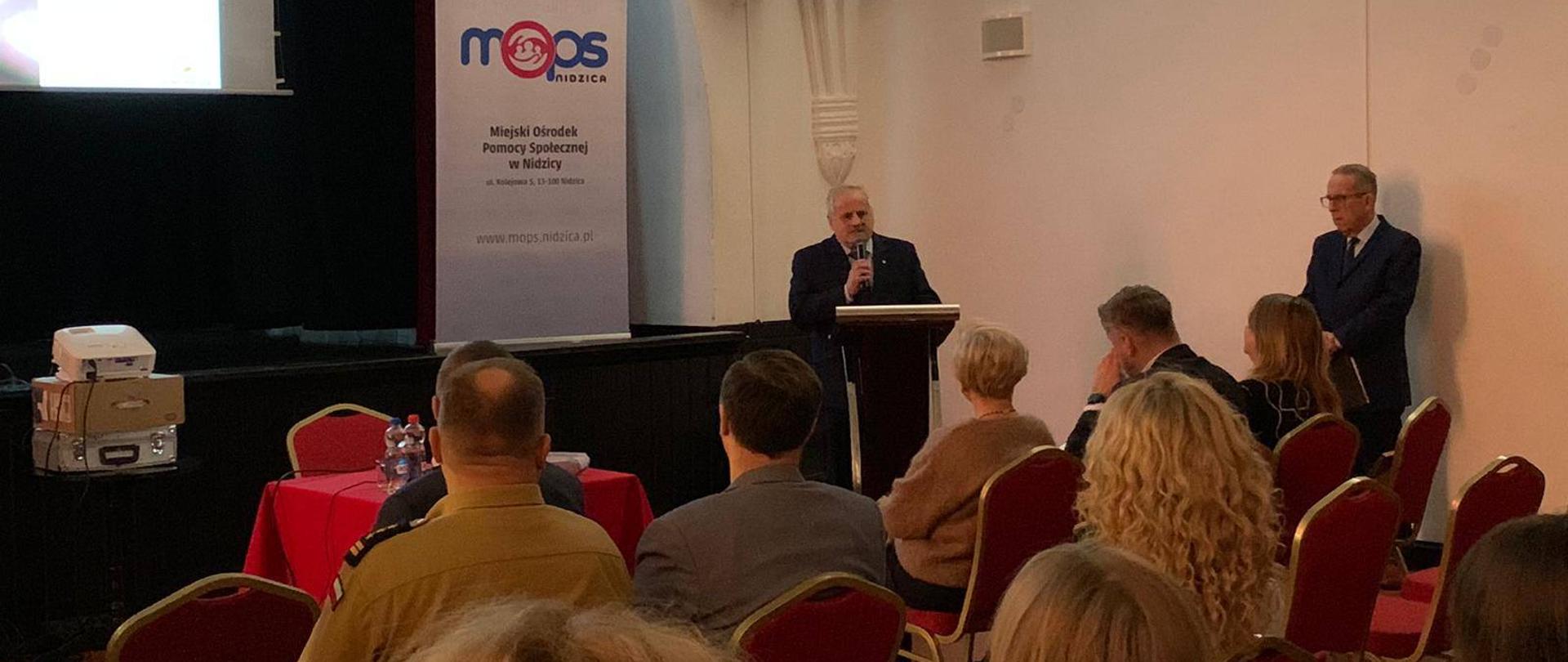 Mężczyzna przemawia z mównicy 