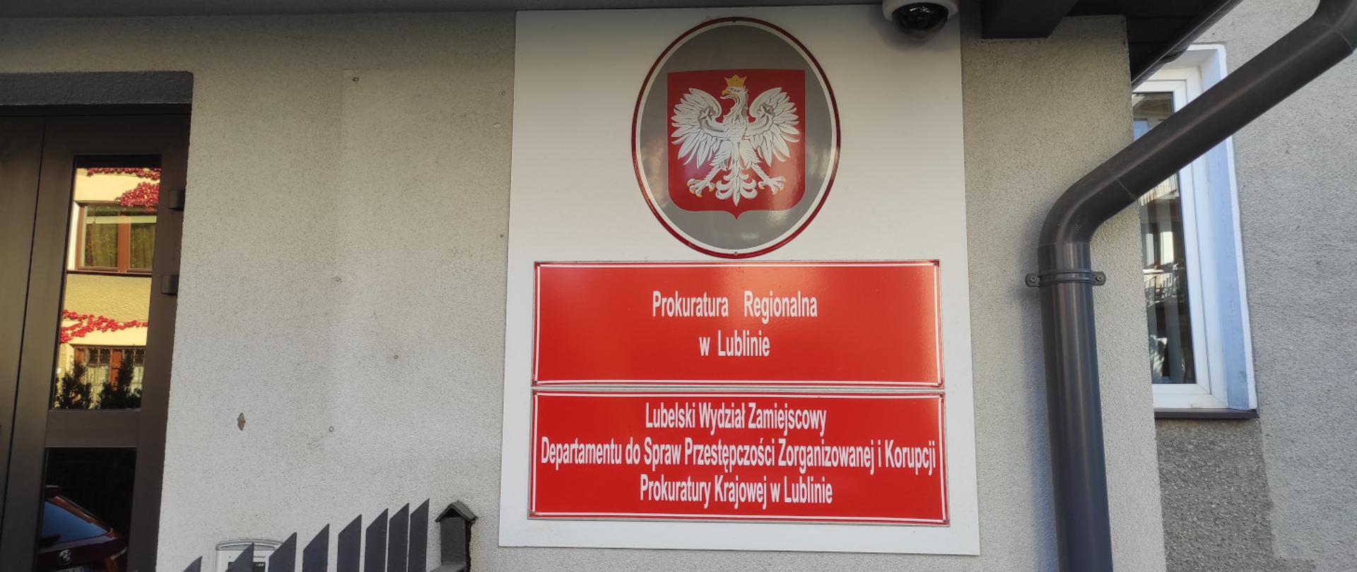 Wejście do budynku na ul. Głowackiego 13 oraz tablice informacyjne