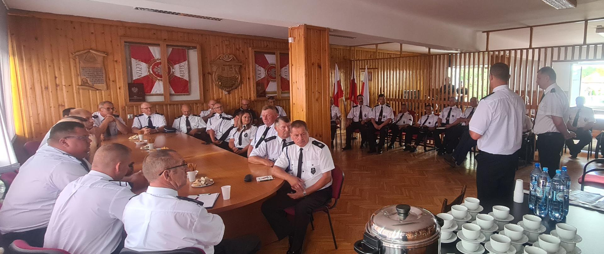 uczestnicy spotkania z przedstawicielami jednostek OSP z terenu powiatu kozienickiego siedzą na świeticy