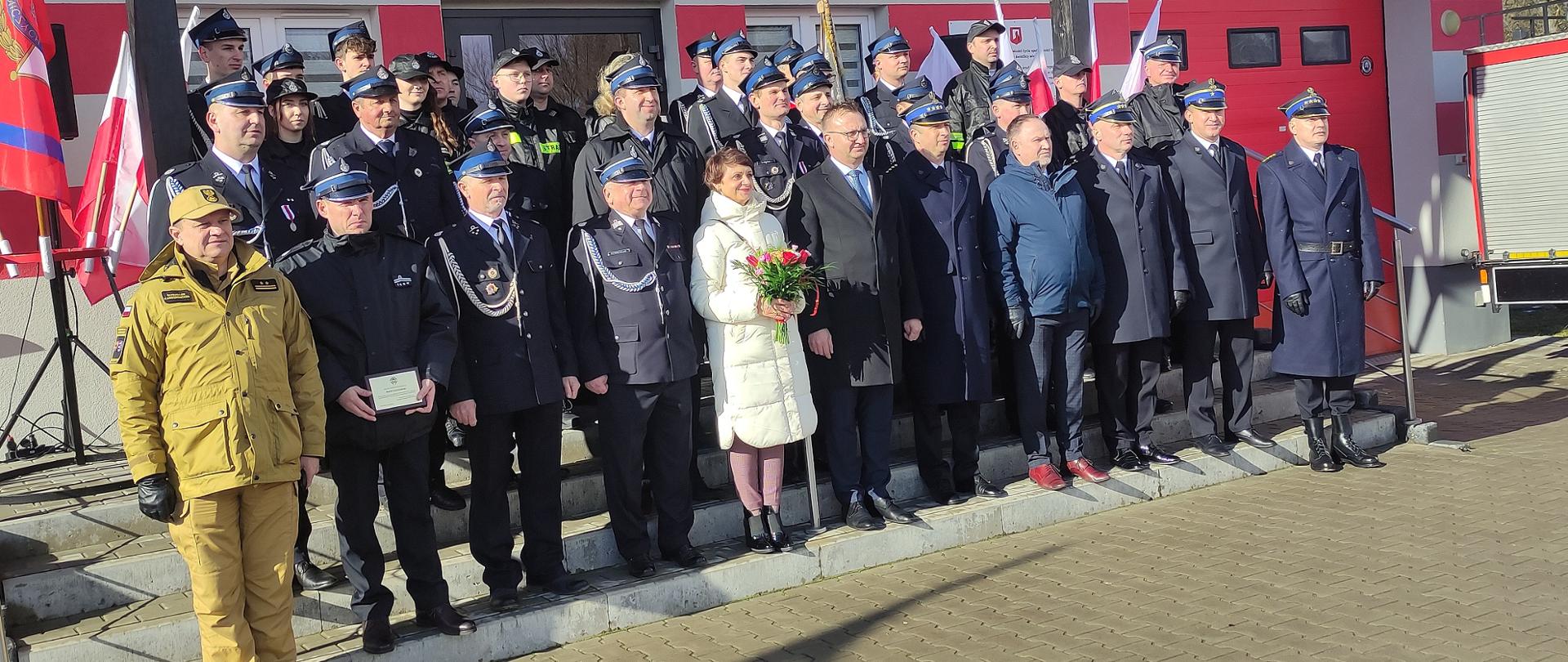 Zdjęcie przedstawia uczestników apelu z okazji włączenia jednostki OSP Zakrzów do KSRG