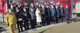 Zdjęcie przedstawia uczestników apelu przed remizą OSP