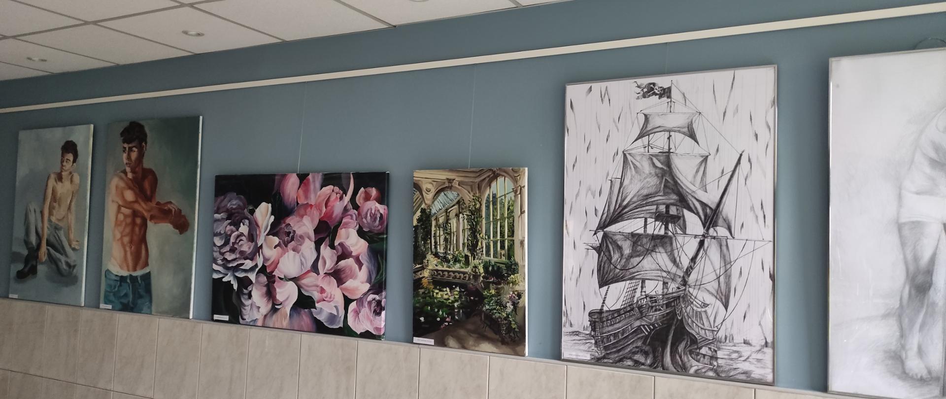 Zdjęcie przedstawia prace plastyczne w Galerii Bursy