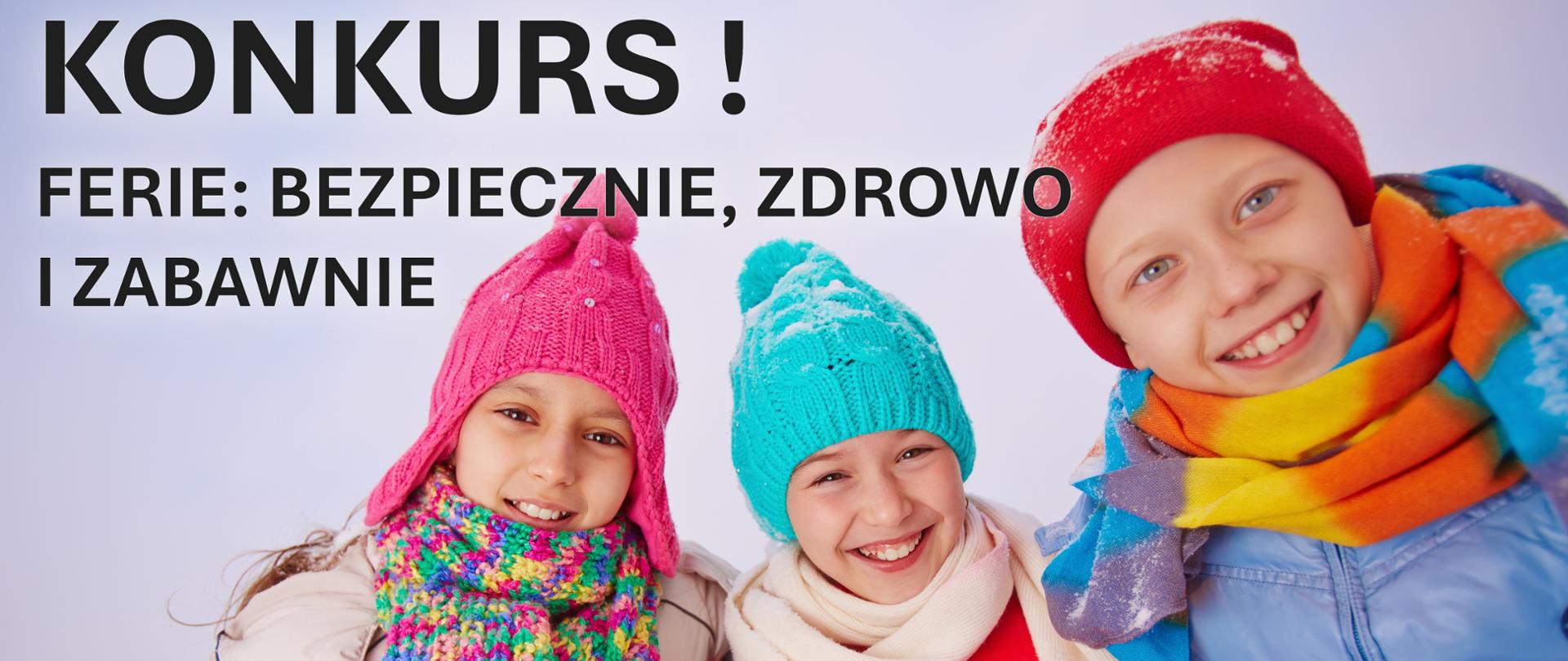 Trójka dzieci uśmiechająca się na tle zimowego krajobrazu.