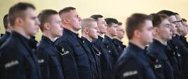 Nowi policjanci w trakcie ślubowania 