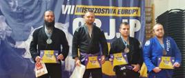 Zdjęcie przedstawia sekc. Łukasza Elbrudę na podium podczas VII Mistrzostwach Europy w w brazylijskim jiu-jitsu, gdzie zdobył złoty medal.