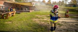 Strażak w mundurze specjalnym - odpowiednio oznakowany prowadzi działania jako kierujący działaniem ratowniczym
