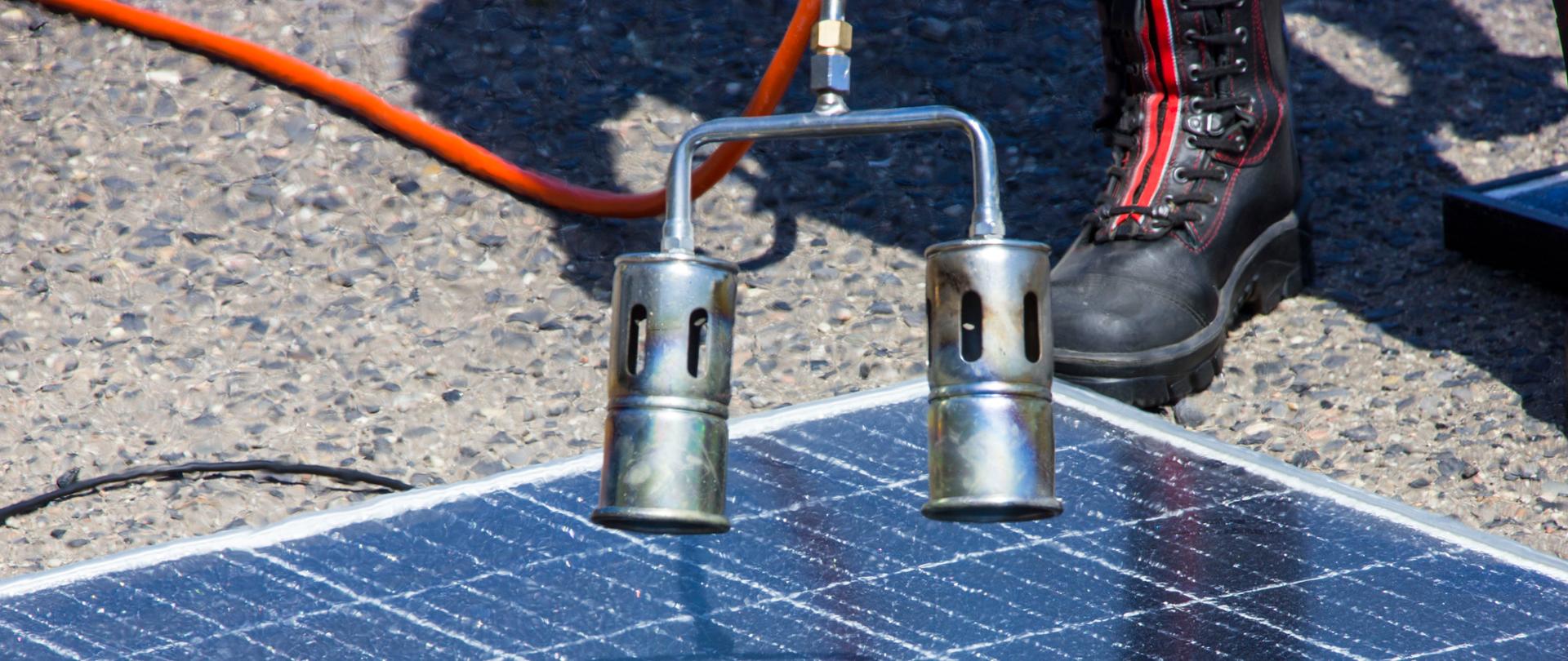 Palnik na panelem fotowoltaicznym.