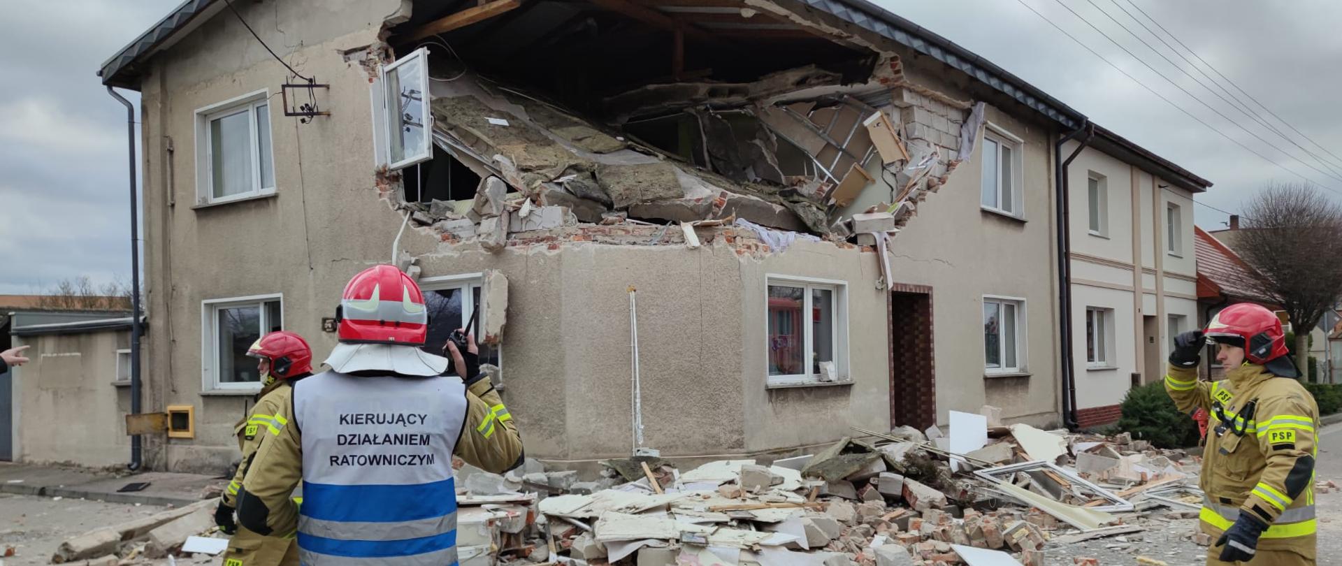 Widoczne miejsce zdarzenia oraz służby podczas działań.