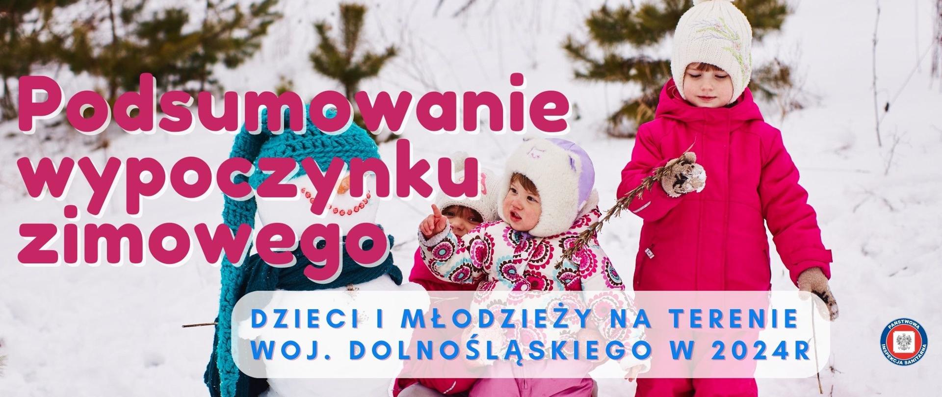 Małe dzieci patrzą na pięknego bałwana