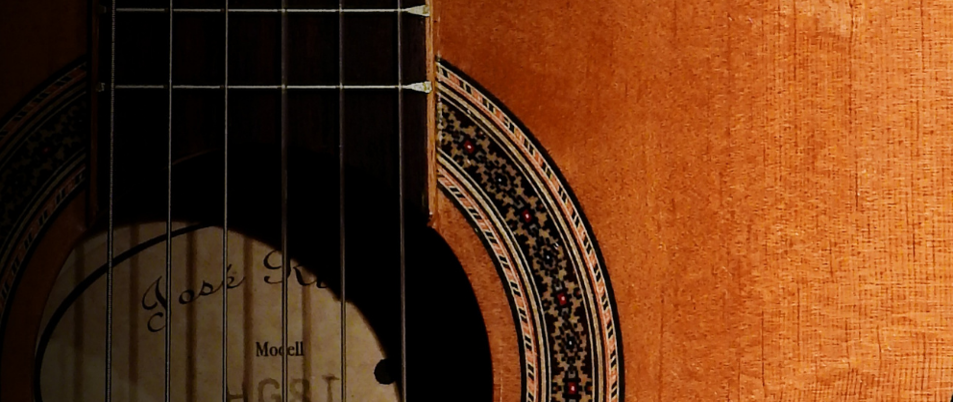 Koncert klasy gitary p. Wiesława Mazurka, 27 kwietnia 2023 godz. 16;30, Aula PSM I st. w Przeworsku. W tle pudło gitary. Plakat w odcieniach brązu.