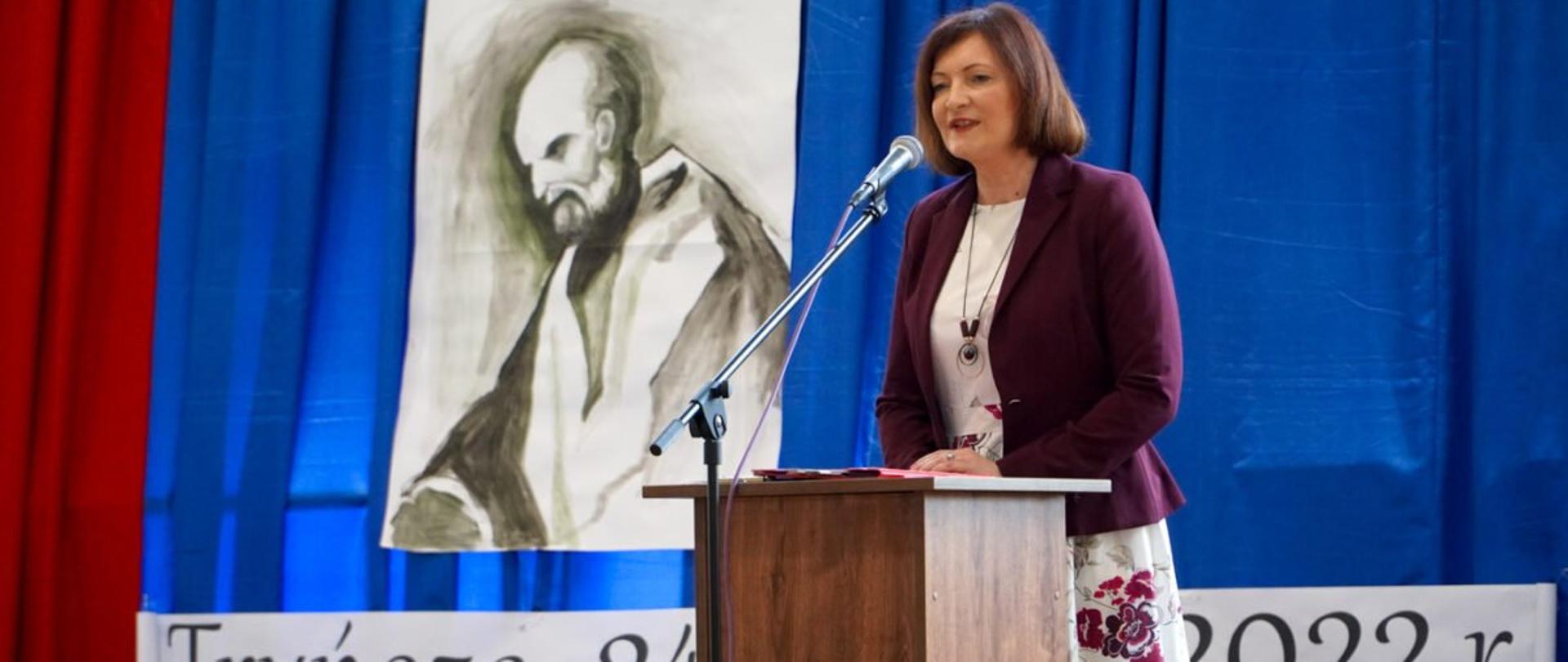 Wojewoda podkarpacki Ewa Leniart przemawia podczas uroczystego zakończenia roku szkolnego w Tryńczy