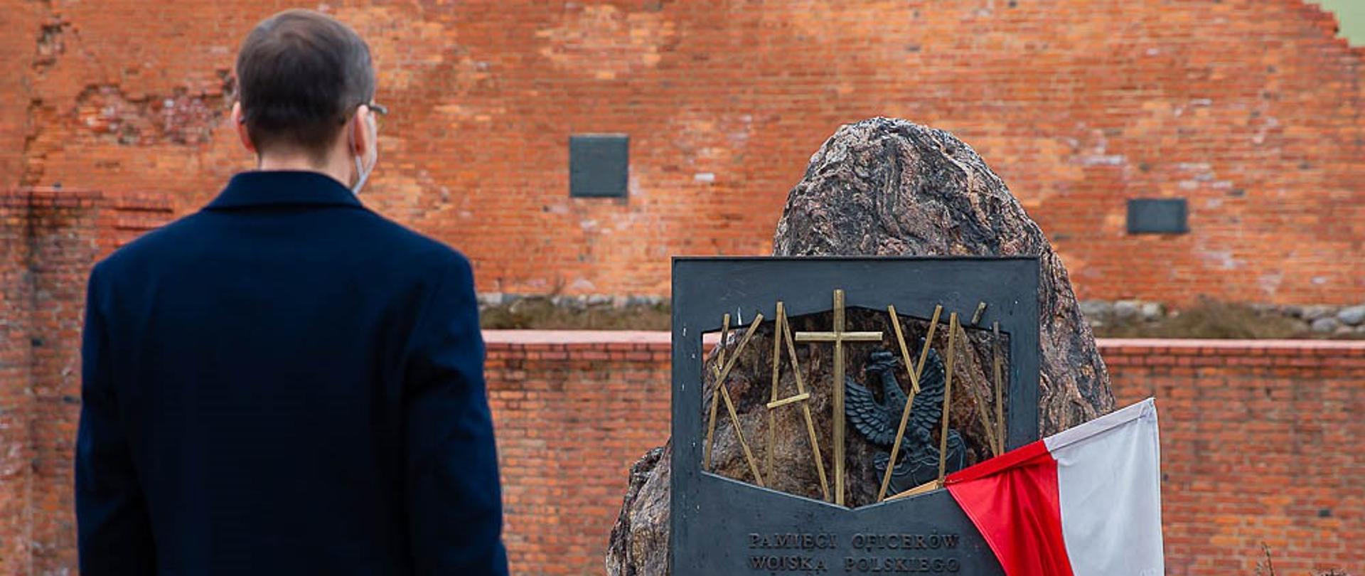 Widok zza premiera na Pomnik Katyński.