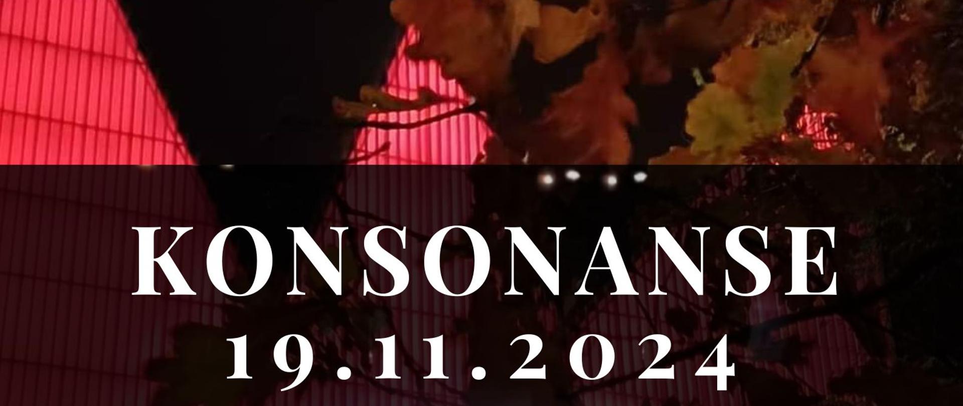 Konsonanse - plakat koncertu uczniów PSM I i II st. i OSM w Stargardzie w Filharmonii im. Mieczysława Karłowicza w Szczecinie w dniu 19.11.2024. Tłem plakatu jest zdjęcie filharmonii w Szczecinie podświetlonej na czerwono, w którego prawym górnym rogu znajdują się gałęzie dębu z jesiennymi liśćmi. W centralnej części plakatu umieszczone jest zdjęcie orkiestry w sali kameralnej filharmonii. 