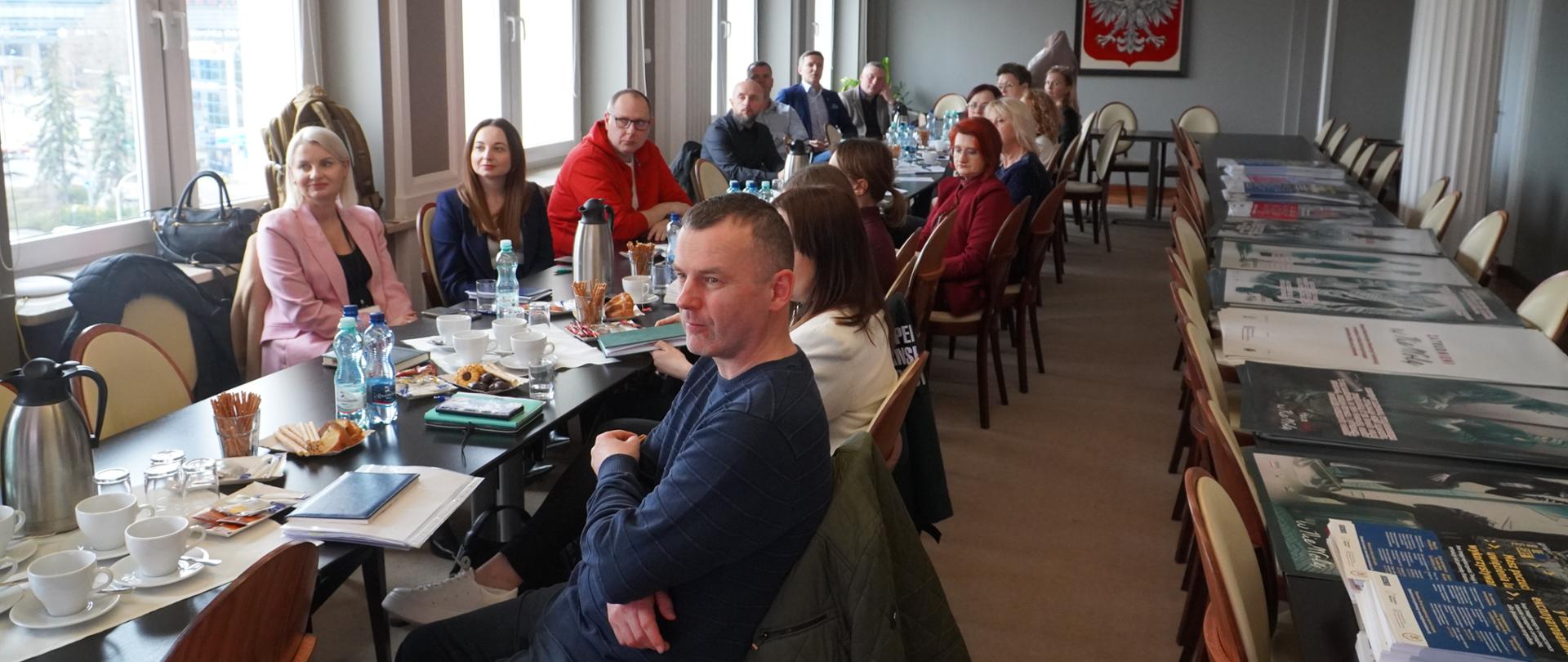 Zdjęcie przedstawia uczestników posiedzenia Zespołu do spraw przeciwdziałania handlowi ludźmi