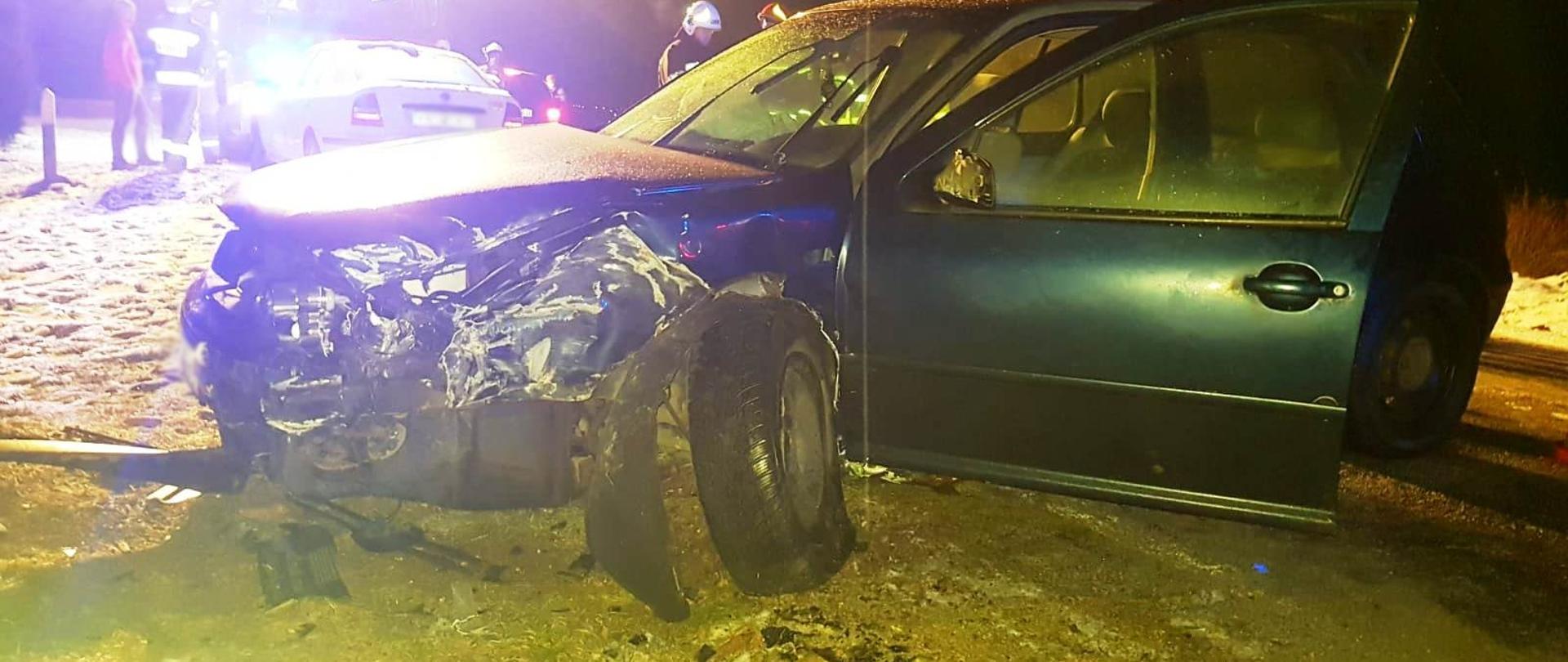 Widok rozbitego samochodu osobowego.