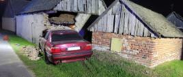 SAMOCHÓD OSOBOWY WJECHAŁ W BUDYNEK GOSPODARCZY