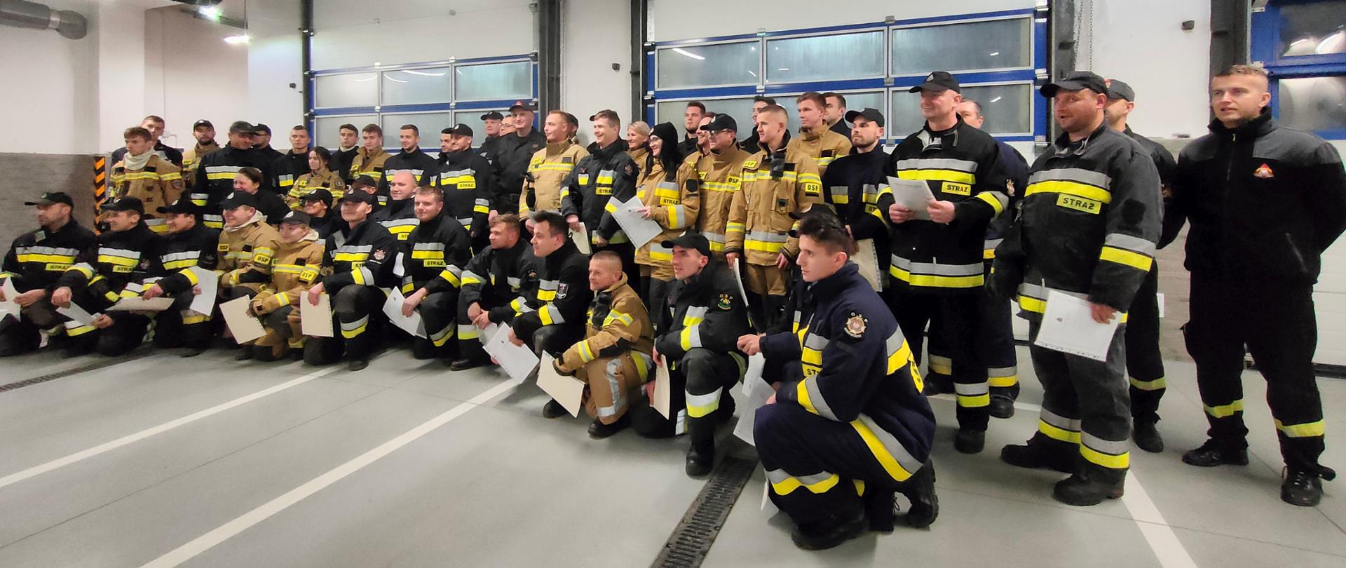 Grupa strażaków pozuje wspólnie do zdjęcia