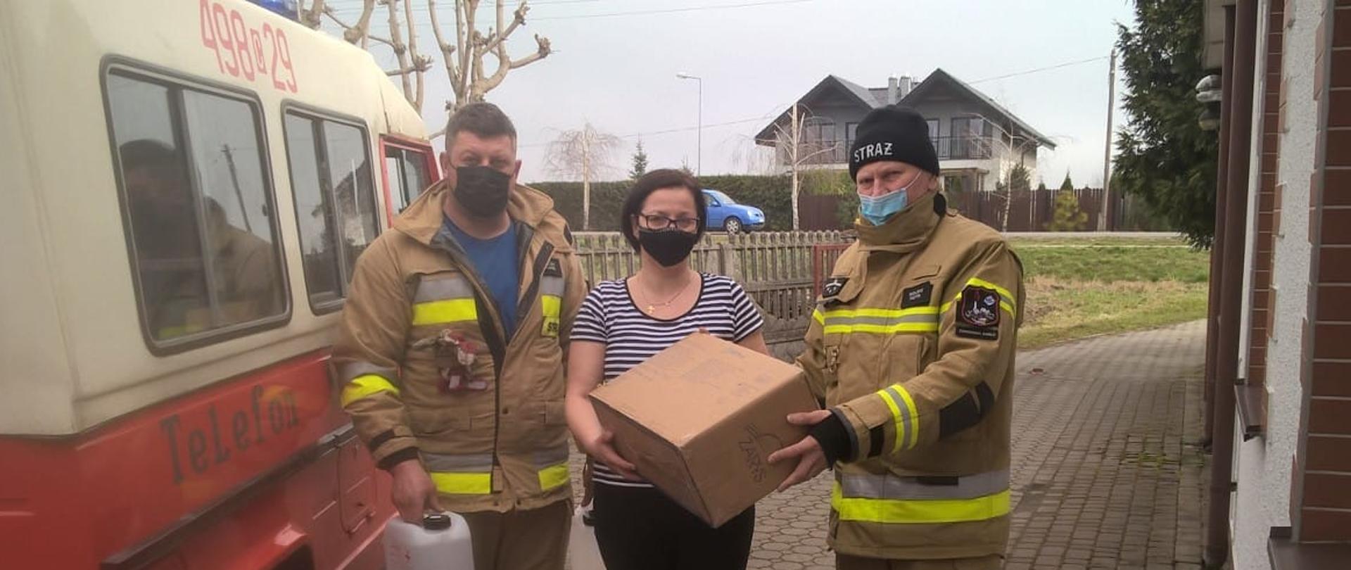 Druhowie z OSP Cukrownia Nakło przekazują maseczki oraz płyny do dezynfekcji dla parafii Najświętszej Maryi Panny w Nakle n/Not. 
