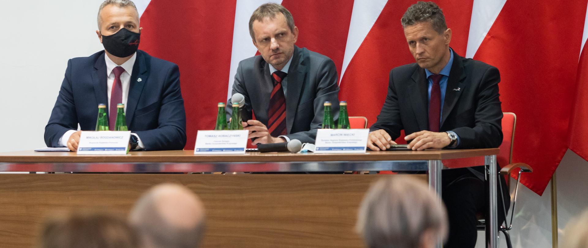 Odpowiadanie na pytania samorządowców. Przy stole siedzi Wojewoda Kujawsko-Pomorski oraz
członek zarządu Banku Gospodarstwa Krajowego.