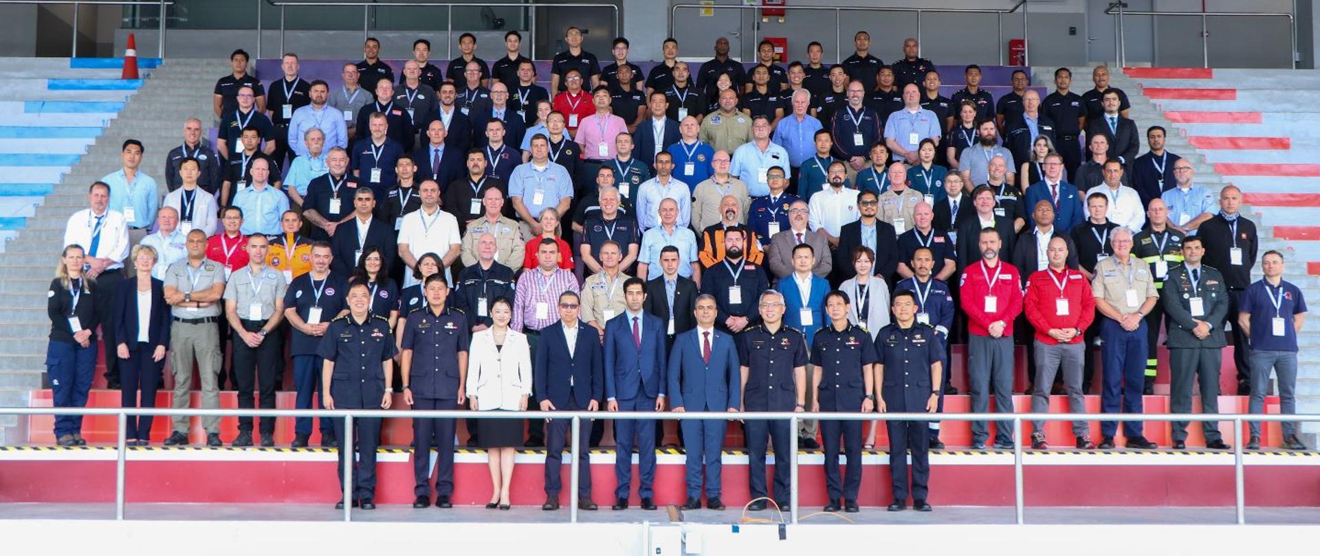 Zdjęcie grupowe uczestników konferencji. 