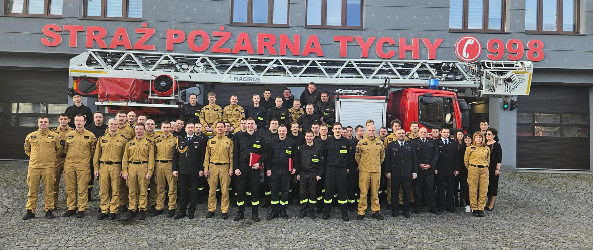 Uroczysta zmiana służby z względu na odejście na zaopatrzenie emerytalne funkcjonariuszy KM PSP w Tychach