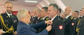 Odznaczenia i awanse dla strażaków w Ośrodku Szkolenia KW PSP w Olsztynie. Wicewojewoda Zbigniew Szczypiński na uroczystości. 