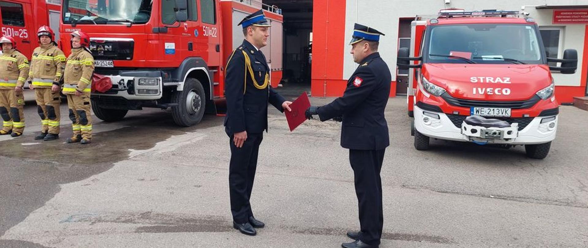 Komendant Powiatowy przekazuje funkcjonariuszowi decyzję o mianowaniu na wyższe stanowisko służbowe.