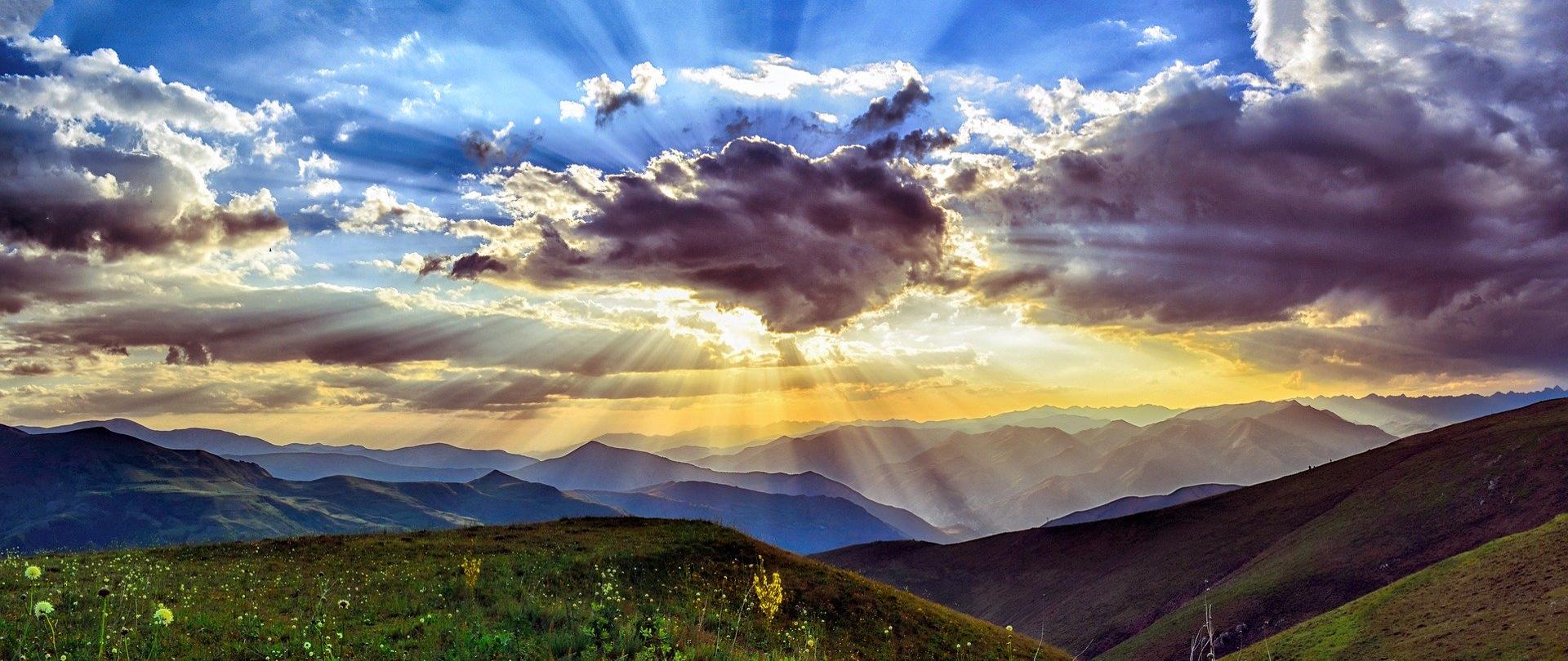 Słońce i upał, a może deszcz i burze? Uważajmy na siebie, niech te wakacje będą bezpieczne