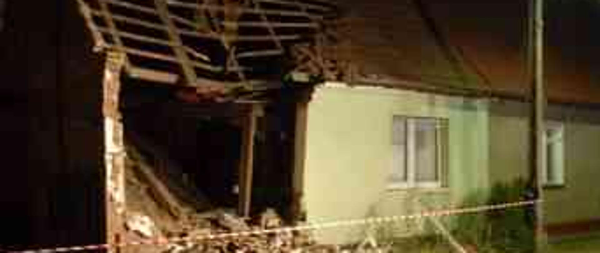 Zdjęcie przedstawia uszkodzony budynek