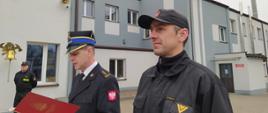 Zdjęcie przedstawia Komendanta Powiatowego PSP w Brodnicy st. bryg. Andrzeja Góreckiego odczytującego podziękowania st. ogn. Adamowi Wiśniewskiemu z okazji jubileuszu 25-lecia służby i pracy.