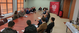 Zdjęcie przedstawia członków Powiatowego Zespołu Zarządzania Kryzysowego