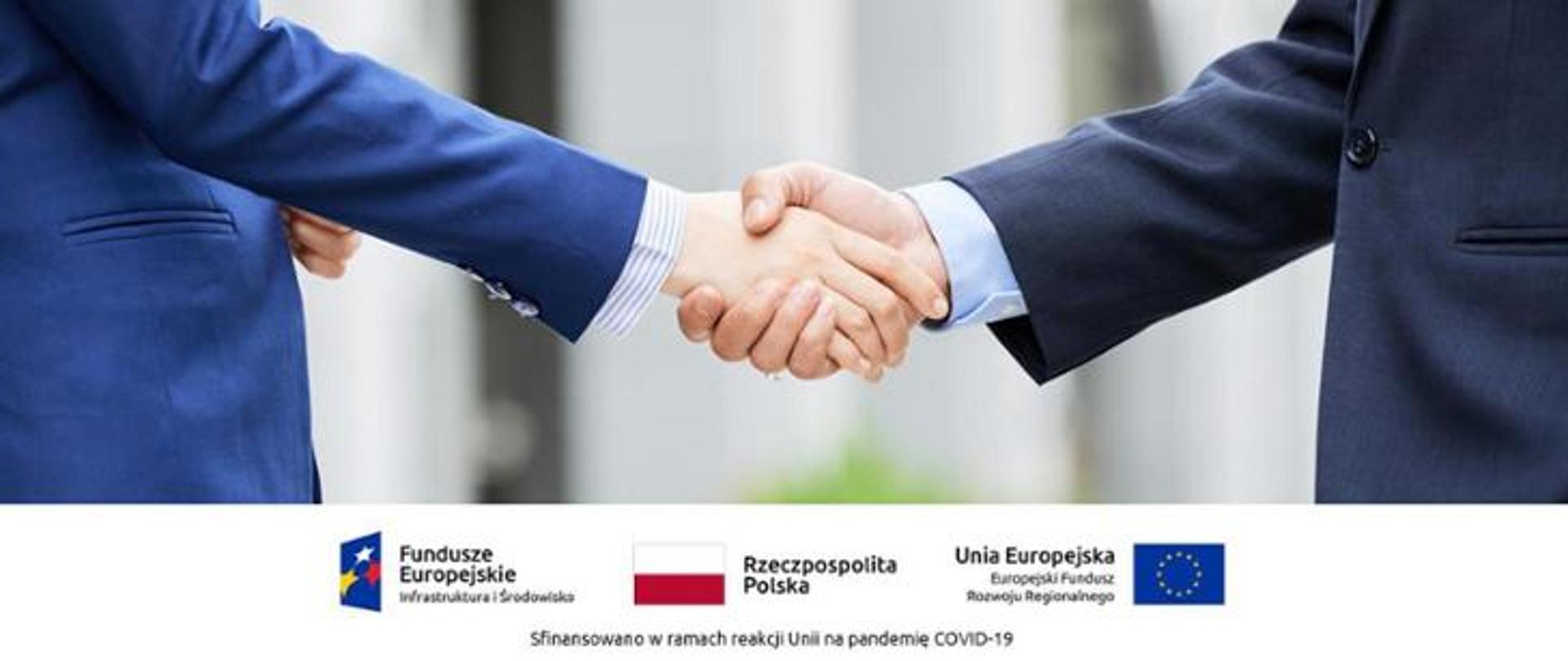 Sylwetki dwóch mężczyzn w garniturach podających sobie dłonie. W dolnej części widnieje Logo Funduszy Europejskich, Flaga Polski i Flaga Unii Europejskiej.