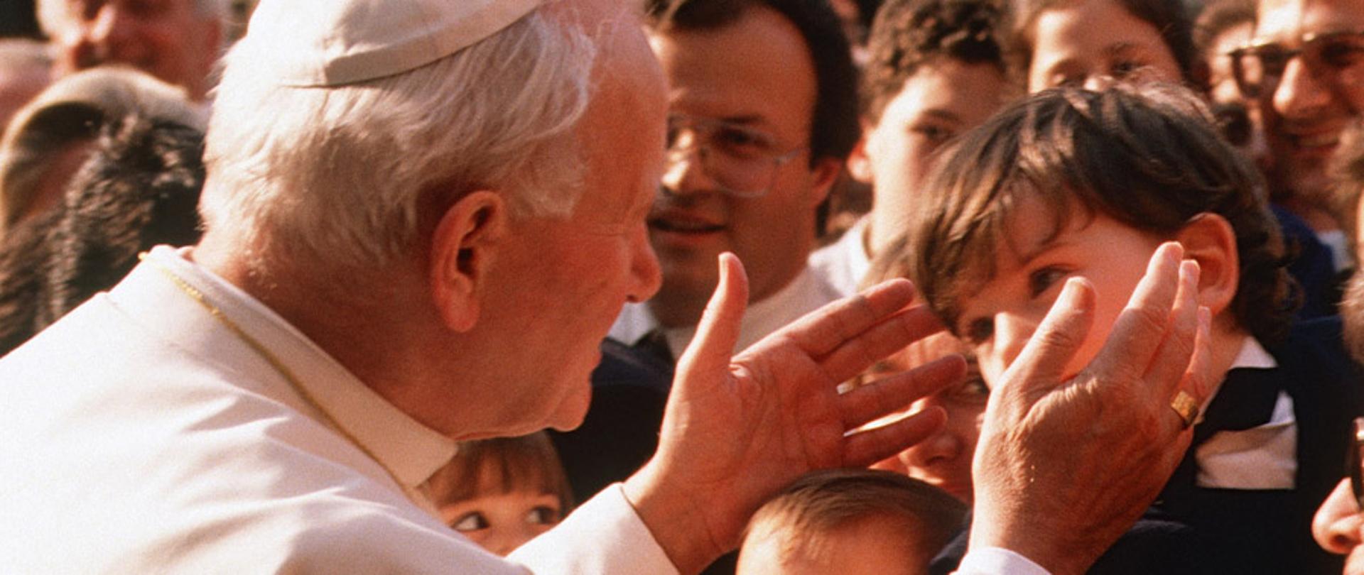 1.04.1990 Roma. Visita del Papa Giovanni Paolo II all'Ospedale delle Figlie di San Camillo. Il Santo Padre saluta un bambino. 