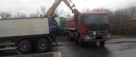Przeładunek nadmiaru piachu z przeciążonej wywrotki w punkcie kontrolnym na terenie Piotrkowa Trybunalskiego. 
