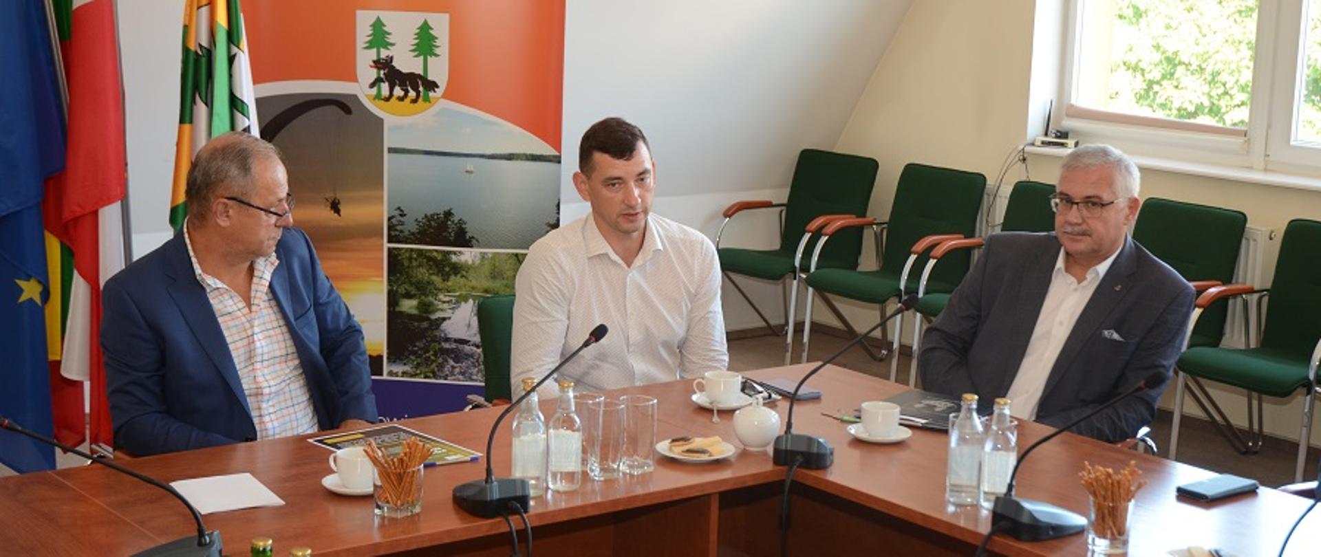 Urzędnicy siedzący przy stole.